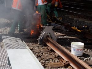 In-situ thermit welding of continuously welded rail